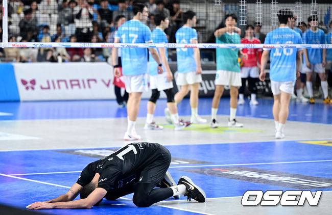 [OSEN=천안, 최규한 기자] 챔프 4차전을 마치고 팬들에게 인사하며 털썩 주저 앉은 현대캐피탈 레오.