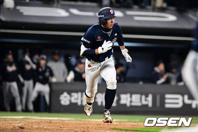 [OSEN=수원, 조은정 기자]10일 경기도 수원 KT위즈파크에서 2026 신한 SOL KBO리그 KT 위즈와 두산 베어스의 경기가 열렸다.이날 KT는 사우어, 두산은 곽빈을 선발투수로 내세웠다.연장 11회초 무사 2루에서 두산 김민석이 다시 앞서가는 1타점 적시타를 날리고 있다. 2026.04.10 /cej@osen.co.kr