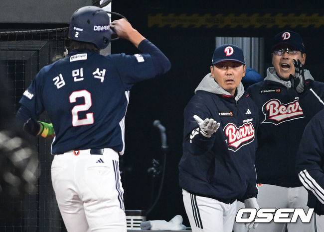 [OSEN=수원, 조은정 기자]10일 경기도 수원 KT위즈파크에서 2026 신한 SOL KBO리그 KT 위즈와 두산 베어스의 경기가 열렸다.이날 KT는 사우어, 두산은 곽빈을 선발투수로 내세웠다.연장 11회초 1사 3루에서 KT 3루수 류현인이 두산 박지훈 땅볼에 포구실책을 범했다. 이때 실책을 틈타 득점을 올린 김민석이 김원형 감독의 환영을 받고 있다. 2026.04.10 /cej@osen.co.kr