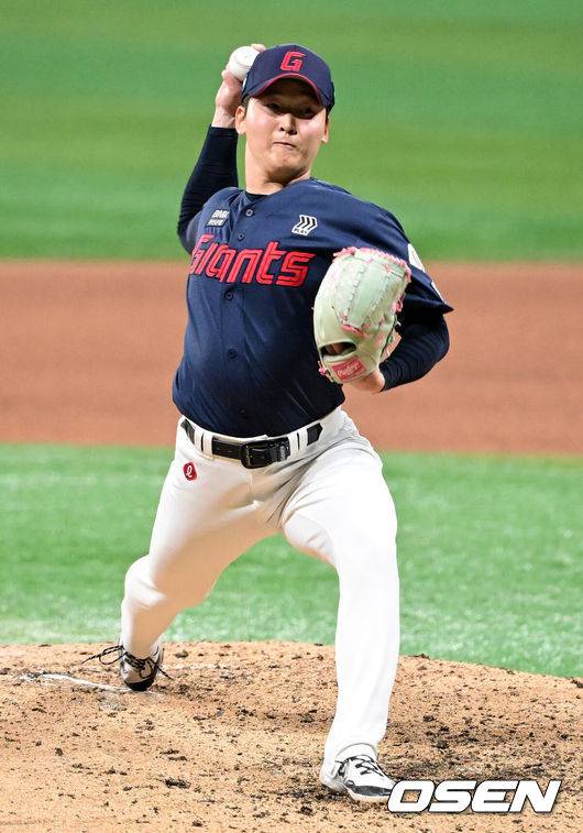 [OSEN=고척, 지형준 기자] 롯데가 10일 서울 고척스카이돔에서 열린 ‘2026 신한은행 SOL Bank KBO리그’ 키움 히어로즈와의 경기에서 3-1로 승리하며 2연승을 질주했다.&nbsp;선발투수 엘빈 로드리게스는 8이닝 4피안타(1피홈런) 11탈삼진 1실점 호투로 시즌 2승을 수확했다. 뒤이어 최준용이 등판해 1이닝 무실점 세이브를 기록했다. 시즌 첫 세이브다.9회말 롯데 최준용이 역투하고 있다. 2026.04.10&nbsp;/ jpnews@osen.co.kr