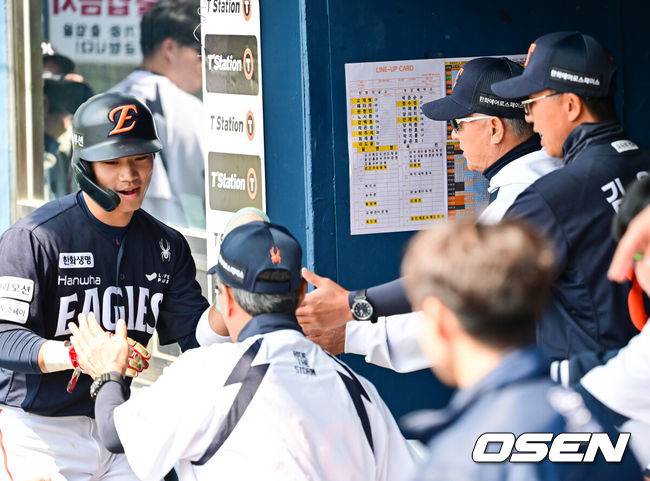 [OSEN=잠실, 박준형 기자] 4일 오후 서울 잠실구장에서 ‘2026 신한은행 SOL Bank KBO리그’ 두산 베어스와 한화 이글스의 경기가 진행됐다.이날 두산은 곽빈을, 한화는 왕옌청이 선발투수로 내세웠다.  1회초 무사 2,3루 한화 문현빈의 선취 2타점 적시타때 김경문 감독이 3루 주자 오재원과 하이파이브하고 있다     2026.04.04 / soul1014@osen.co.kr