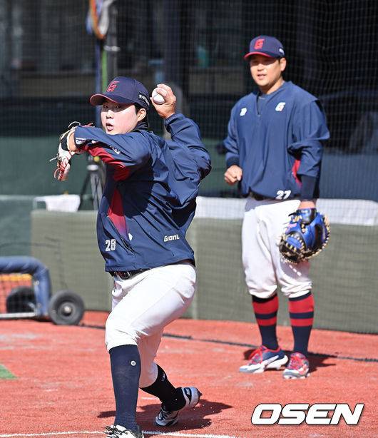 [OSEN=부산, 이석우 기자] 14일 부산 사직야구장에서 2026 신한 SOL KBO 리그 롯데 자이언츠와 LG 트윈스의 시범경기가 열린다. 지난 12일 시작된 시범경기는 24일까지 진행되며, 각 팀이 12경기씩 치러 총 60경기가 펼쳐진다.롯데 자이언츠 손성빈과 유강남이 훈련을 하고 있다. 2026.03.14 / foto0307@osen.co.kr
