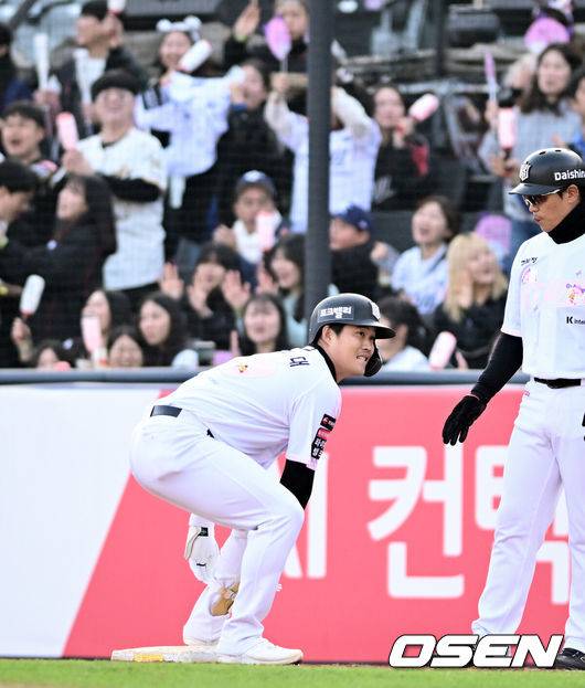 [OSEN=수원, 조은정 기자]11일 경기도 수원 KT위즈파크에서 2026 신한 SOL KBO리그 KT 위즈와 두산 베어스의 경기가 열렸다.이날 KT는 소형준, 두산은 잭로그를 선발투수로 내세웠다.3회말 무사 2,3루에서 KT 배정대가 선제 적시타를 날린 뒤 베이스를 밟고 있다. 2026.04.11 /cej@osen.co.kr