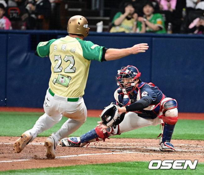 [OSEN=고척, 지형준 기자] 11일 서울 고척스카이돔에서 ‘2026 신한은행 SOL Bank KBO리그’ 키움 히어로즈와 롯데 자이언츠의 경기가 열렸다.이날 키움은 와일스, 롯데는 비슬리를 선발투수로 내세웠다.&nbsp;6회말 1사 만루에서 롯데 손성빈이 키움 이형종의 좌익수 플라이에 홈으로 내달린 브룩스를 태그아웃시키고 있다. 2026.04.11&nbsp;/ jpnews@osen.co.kr