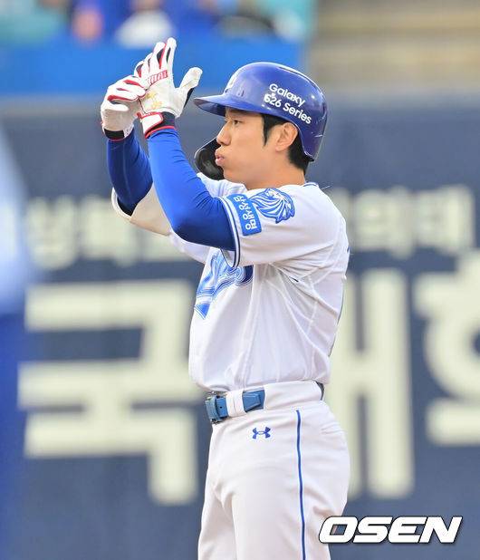 [OSEN=대구, 이석우 기자] 11일 대구삼성라이온즈파크에서 2026 신한 SOL KBO 리그 삼성 라이온즈와 NC 다이노스의 경기가 열렸다. 홈팀 삼성은 오러클린이, 방문팀 NC는 테일러가 선발 출전했다. 삼성 라이온즈 김지찬이 2회말 1사 만루 우익수 오른족 뒤 2타점 적시 2루타를 치고 세리머니를 하고 있다. 2026.04.11 / foto0307@osen.co.kr