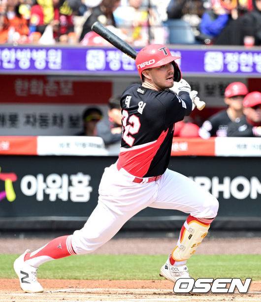 [OSEN=대전, 최규한 기자] 11일 대전 한화생명볼파크에서 ‘2026 신한 SOL KBO리그’ 한화 이글스와 KIA 타이거즈의 경기가 열렸다.홈팀 한화는 왕옌청, 방문팀 KIA는 이의리를 선발로 내세웠다. 1회초 무사 선두타자로 나선 KIA 제리드 데일이 안타를 날리고 있다. 2026.04.11 / dreamer@osen.co.kr