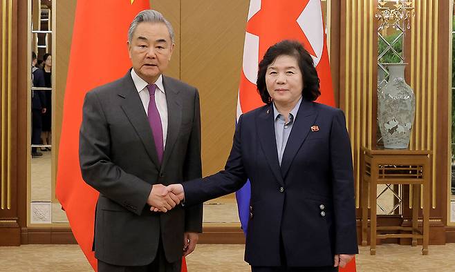 최선희 북한 외무상이 지난 9일 평양 금수산영빈관에서 왕이 중국 외교부장과 회담을 진행했다고 조선중앙통신이 10일 보도했다. 사진은 최선희 북한 외무상(오른쪽)과 왕이 중국 외교부장이 악수를 하며 기념촬영하는 모습. 조선중앙통신 연합뉴스