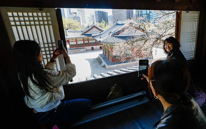 7일 서울 중구 덕수궁에서 열린 ‘덕수궁, 꽃향기 가득한 5개 전각 내부 개방’ 행사에서 관람객들이 덕수궁 내 유일한 2층 목조 건물인 석어당 내부를 살펴보고 있다. 이번 행사에서는 추첨으로 선발된 사전신청자를 대상으로 평소 외부에서만 관람할 수 있었던 덕수궁 내 주요 전각 내부를 전문 해설사의 설명과 함께 관람할 수 있도록 준비했다. 유희태 기자