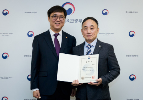 서승만(오른쪽) 국립정동극장 신임 대표이사가 지난 10일 최휘영 문화체육관광부 장관으로부터 임명장을 받고 있다. 문체부 제공