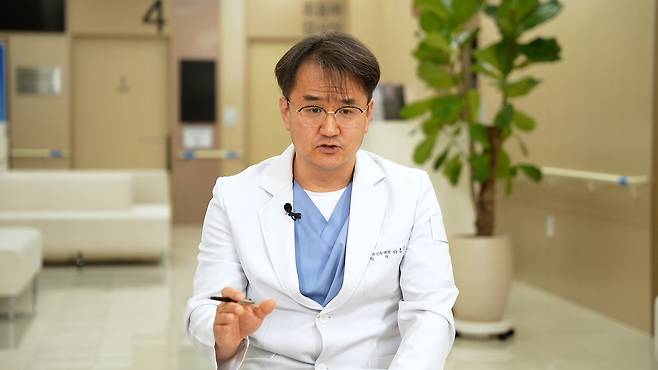 연세건우병원 족부센터 이호진 원장은 “족저근막염은 평발이나 요족 같은 발의 구조적 특징과 함께, 나이가 들면서 발생하는 유연성 감소와 혈액순환 저하, 과도한 운동이나 체중 증가 등이 복합적으로 작용한다”고 말했다. /서울경제TV ‘지금 명의’ 캡처