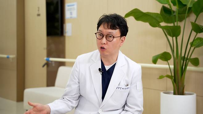 연세건우병원 족부센터 유종민 원장은 “발바닥 통증 환자에게 쿠션이 지나치게 부드러운 신발은 걸을 때마다 발바닥 근막이 과도하게 늘어나 피로를 증가시킬 수 있다”며 “오히려 적당히 단단한 아웃솔을 가진 신발을 추천한다”고 말했다.  /서울경제TV ‘지금 명의’ 캡처