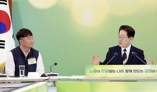 이재명 대통령이 10일 청와대에서 열린 민주노총 초청간담회에서 발언하고 있다. 왼쪽은 양경수 민주노총 위원장. 연합뉴스