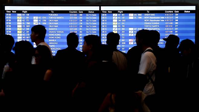 지난 2월 스위스로 떠나려 했던 한 60대 남성이 가족의 신고와 경찰 개입으로 탑승을 포기했다. 사진은 인천공항 출국장 모습. ⓒ연합뉴스