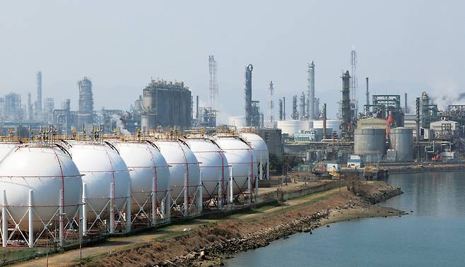 중동 사태 이후 석유·나프타 등 원료 수급에 차질이 생기면서 국내 정유·석유화학 업계가 타격을 입고 있다. 사진은 전남 여수 국가산업단지 모습 ⓒ연합뉴스