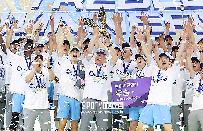 ▲ 헤난 달 조토 감독(가운데)과 대한항공 선수단 ⓒ곽혜미 기자