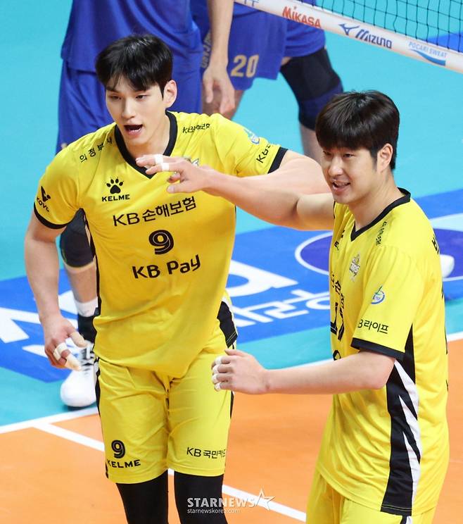 2025-2026 V-리그 남자부 우리카드 대 KB손해보험 경기가 지난 1월 11일 서울 장충체육관에서 열렸다.  KB 임성진(왼쪽)이 결정적인 득점 후 박상하와 기뻐하고 있다. /사진=김진경 대기자