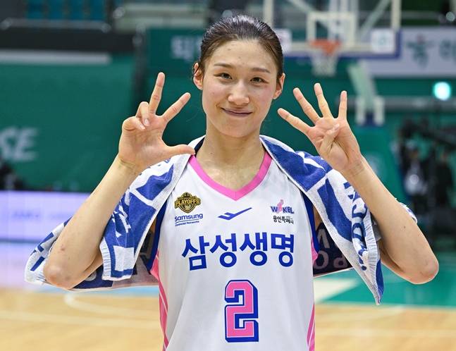 경기를 마친 이해란이 기념촬영을 하고 있다. /사진=WKBL