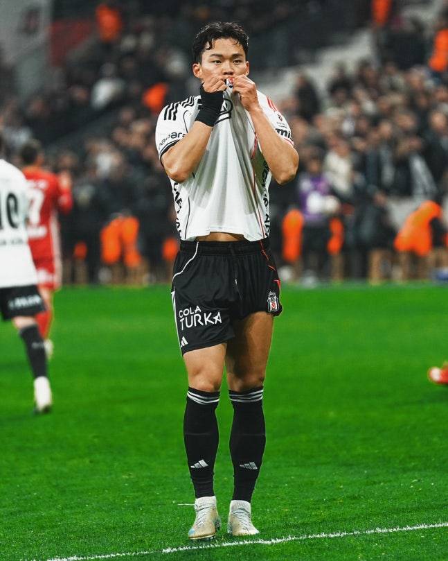 베식타시는 11일(한국시간) 튀르키예 이스탄불의 튀프라쉬 스타디움에서 열린 2025-2026시즌 튀르키예 쉬페르리그 29라운드 안탈리아스포르와의 홈 경기에서 오현규의 멀티골에 힘입어 4-2로 이겼다. 이날 최전방 공격수로 선발 출전한 오현규는 전반 33분과 후반 14분에 득점을 기록해 멀티골을 기록하면서 팀의 승리를 이끌었다. 이날 멀티골로 오현규는 베식타시 입단 후 10경기에서 7골 2도움을 기록했고, 올시즌 공격포인트를 42경기 17골 5도움으로 늘렸다. 베식타시 SNS