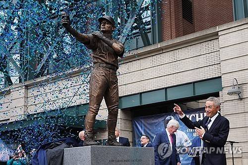 배트가 부러진 동상에 손짓하는 이치로 [AP=연합뉴스]