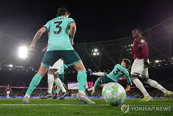 울버햄프턴의 네 번째 실점 순간. [로이터=연합뉴스]