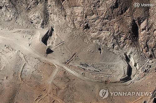 미국과 이사르엘의 공격으로 파괴된 이란 중부 이스파한 미사일 단지의 터널 입구. 2026년 3월 8일. [AFP 연합뉴스 자료사진. 재판매 및 DB 금지]