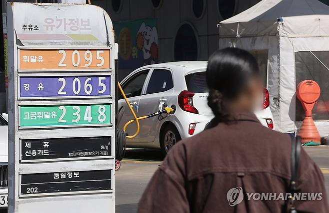 서울 평균 휘발윳값 2천원 돌파 (서울=연합뉴스) 박동주 기자 = 미국과 이란 간 종전 협상 타결 기대감이 남은 가운데 국내 주유소 기름값이 연일 상승 곡선을 그리고 있다.
    특히 서울 지역 휘발유 평균 가격이 L당 2천원 선을 넘어서며 고유가 부담이 가중되는 모습이다. 사진은 7일 서울 시내 주유소 모습. 2026.4.7 pdj6635@yna.co.kr