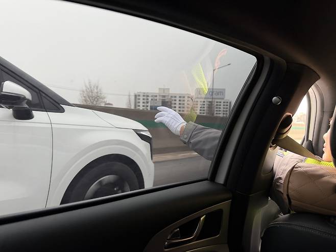 버스전용차로 단속에 나선 고속도로순찰대원 [촬영 최윤선]