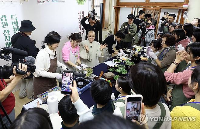 선재 스님, 평창 월정사에서 사찰 음식 선보여 (평창=연합뉴스) 양지웅 기자 = 11일 강원 평창군 오대산 월정사에서 열린 '강원 산사에서 특별한 미식' 행사에서 넷플릭스 요리 대결 프로그램 '흑백요리사 2'를 통해 화제를 모은 사찰음식 대가 선재 스님이 봄철 재료를 이용한 음식을 선보이고 있다. 2026.4.11 yangdoo@yna.co.kr