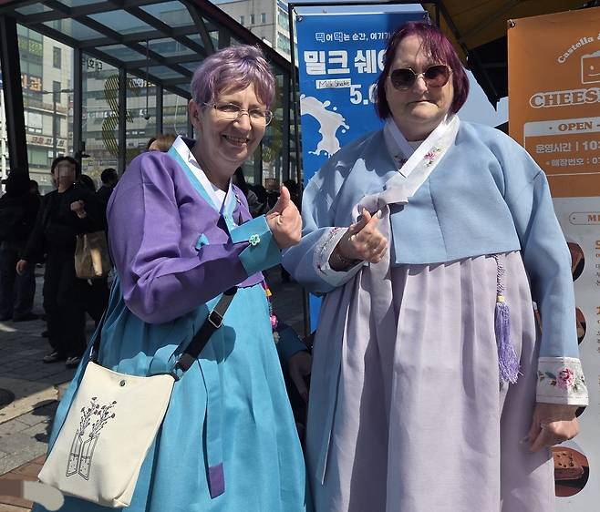 한복 입고 "보라해∼" (고양=연합뉴스) 이태수 기자 = 11일 오후 그룹 방탄소년단(BTS)의 공연이 열리는 고양종합운동장 인근에서 '아미'(팬덤명) 들이 포즈를 취하고 있다. 2026.4.11 tsl@yna.co.kr