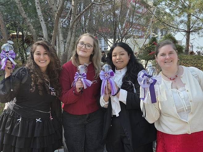 '아미밤' 들고 "보라해" (고양=연합뉴스) 이태수 기자 = 11일 오후 그룹 방탄소년단(BTS)의 공연이 열리는 고양종합운동장 인근에서 '아미'(팬덤명) 들이 포즈를 취하고 있다. 2026.4.11 tsl@yna.co.kr