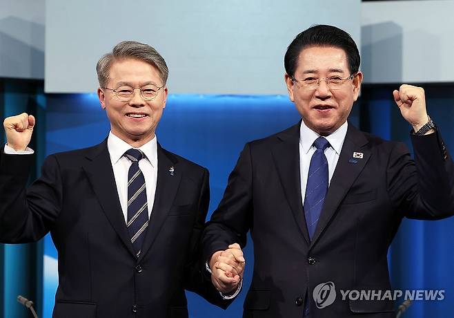 파이팅 하는 민형배ㆍ김영록 후보 (광주=연합뉴스) 조남수 기자 = 더불어민주당 민형배(왼쪽)ㆍ김영록 전남광주통합특별시장 경선 후보가 9일 광주 남구 월산동 광주MBC 공개홀에서 열린 본경선 토론회에 참석해 기념 촬영하고 있다. 2026.4.9 iso64@yna.co.kr