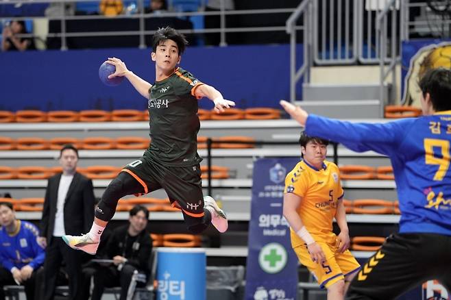 11일 충남도청과 경기에서 슛을 던지는 인천도시공사 이요셉 [한국핸드볼연맹 제공. 재판매 및 DB 금지]
