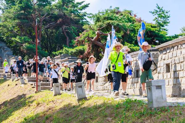 수원교육지원청이 실시하는 정조 능행차길 체험 순례 공유학교에 참여한 학생들의 모습. /수원교육지원청 제공