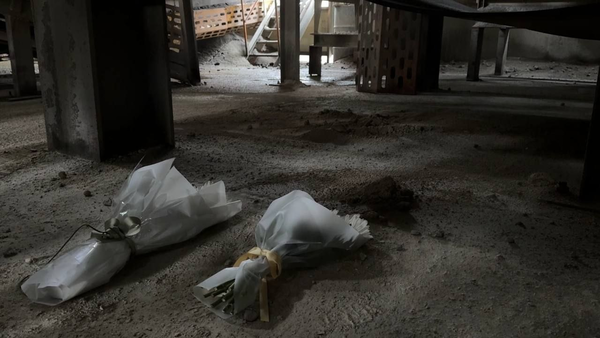 10일 오전 뚜씨가 형 뚜안씨가 숨진 이천시 호법면 중앙산업 컨베이어 벨트 아래에 국화꽃을 놓아뒀다. /유족 측 제공