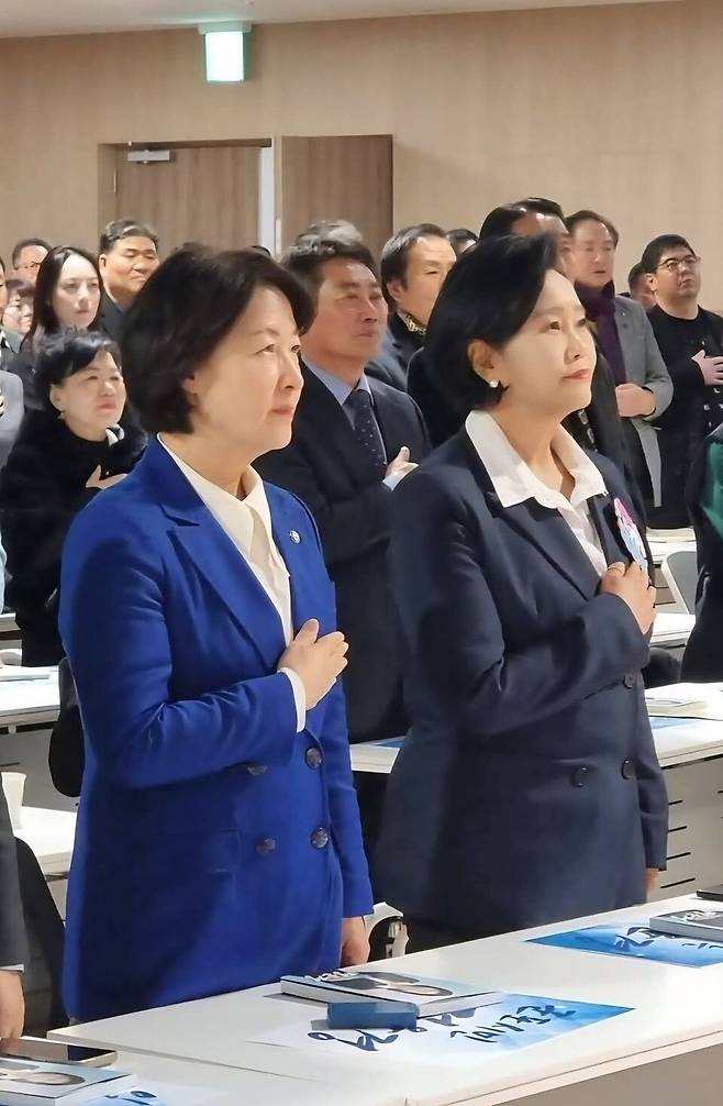 ▲&nbsp;정윤경 부의장이 민주당 추미애 경기지사 후보와 나란히 서 있는 모습./사진출처=정윤경 부의장 SNS