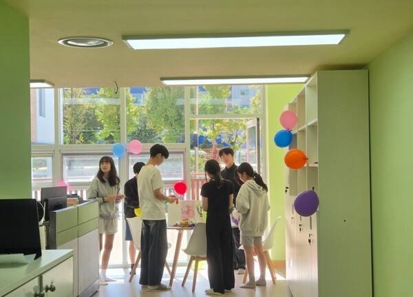 상담실에서 학생들이 상담 및 정서 지원 프로그램에 참여하고 있다.