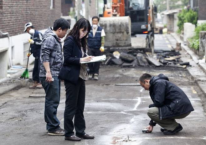 공사 현장에서 발생하는 방사선을 측정 중인 KINS 직원들. (사진=KINS 제공)