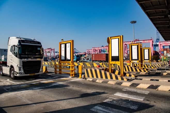 수입품에 대한 방사성물질을 점검하기 위해 무역항에 설치된 방사선 감시기 모습. (사진=KINS 제공)