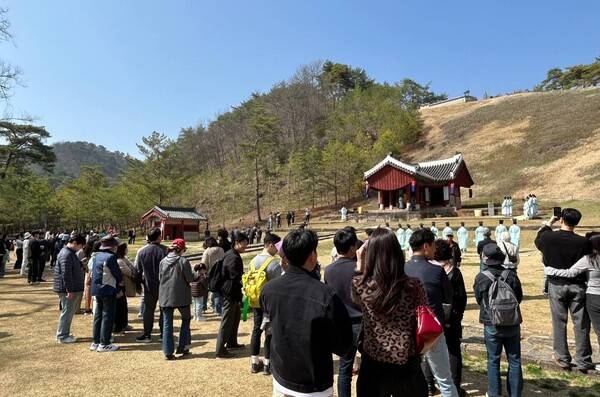 지난 11일 오후 단종(재위 1452∼1455)의 능인 강원 영월 장릉에서 남양주 사릉에서 채취한 들꽃을 옮겨 심었다고 알리는 고유제가 열리고 있다. 연합뉴스