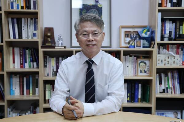 민형배 전남광주통합특별시장 결선후보는 통합 시 제기되는 '전남 소외론'을 해소하기 위한 균형발전기금, 마을월급 프로젝트, 전남 3대 권역을 특화하는 '다핵 구조' 비전 등의 공약을 밝혔다. 후보 제공