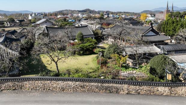돌담과 한옥이 이어진 삼지내 마을 전경. /최현배 기자