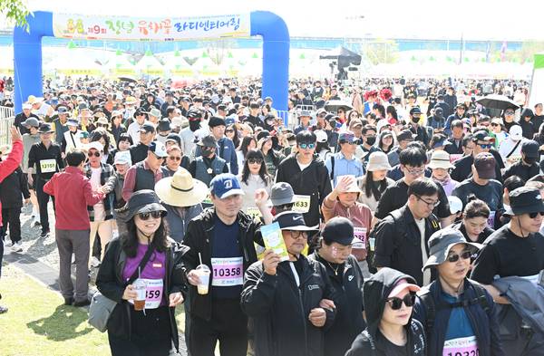 창녕군과 (사)창녕낙동강유채축제위원회, 경남도민일보가 함께한 제9회 창녕 유채꽃 라디엔티어링 행사가 창녕군 남지읍 낙동강변 유채단지에서 열렸다.걷기대회 참가자들이 출발하고 있다./김구연 기자