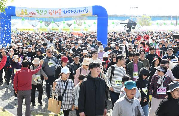 창녕군과 (사)창녕낙동강유채축제위원회, 경남도민일보가 함께한 제9회 창녕 유채꽃 라디엔티어링 행사가 창녕군 남지읍 낙동강변 유채단지에서 열렸다.걷기대회 참가자들이 출발하고 있다./김구연 기자
