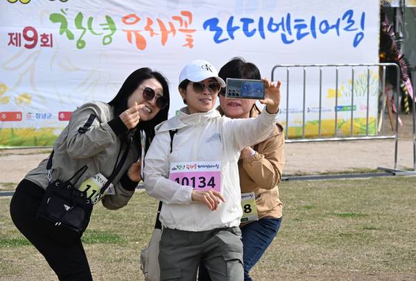 창녕군과 (사)창녕낙동강유채축제위원회, 경남도민일보가 함께한 제9회 창녕 유채꽃 라디엔티어링 행사가 창녕군 남지읍 낙동강변 유채단지에서 열렸다.행사 참석자들이 기념촬영하고 있다./김구연 기자