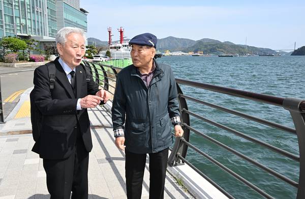 김정기(오른쪽) 씨가 11일 오후 창원시 마산합포구 시신 인양지 현장에서 박홍기 3.15의거기념사업회장과 대화하고 있다. /김구연 기자