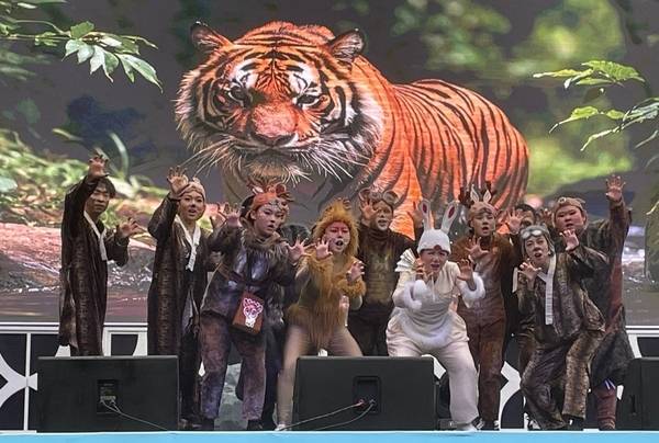 손양희국악예술단이 2024년 사천읍성 특설 무대에서 공연한 <수궁가> 퓨전 창극 <토끼야, 달나라 가자~>의 한 장면. /손양희국악예술단