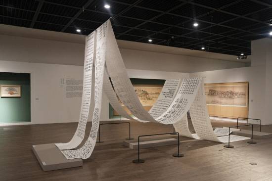 국립진주박물관에서 열리는 촉석루 특별전 '삶으로 진주를 빚다' 전시 모습. 백지영기자