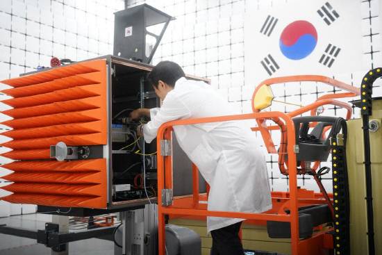 KTL 미래항공기술센터 직원이 미래 항공기 관련 고강도 전자기장 시험평가를 수행하고 있다. 사진=한국산업기술시험원