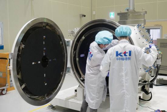 KTL 우주부품시험센터 직원들이 우주 궤도환경시험을 수행하고 있다. 사진=한국산업기술시험원