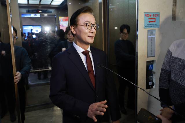 지난해 12월 경찰이 통일교 금품 수수 의혹과 관련해 전재수 더불어민주당 의원의 국회 사무실을 압수수색한 날 전 의원이 취재진의 질문에 답하고 있다. 연합뉴스